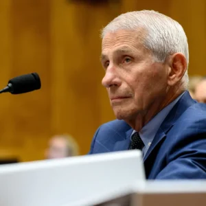 Fauci em Queda Livre: A Falha do Governo de "Especialistas" e o Perigo da Tecnocracia Descontrolada
