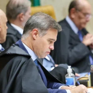 Ministro Mendonça Avança em Investigações da PF Contra Escândalos Bilionários e Dribla Pressões Políticas