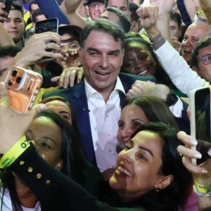 Flávio Bolsonaro: Vaquinha Virtual para Campanha Presidencial Arrecada R$ 24 Mil em Horas, Superando Expectativas Iniciais