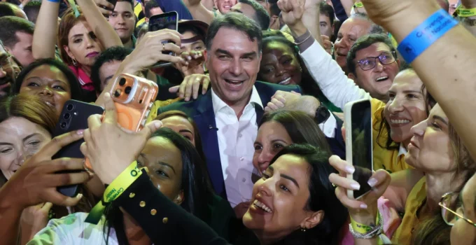 Flávio Bolsonaro: Vaquinha Virtual para Campanha Presidencial Arrecada R$ 24 Mil em Horas, Superando Expectativas Iniciais