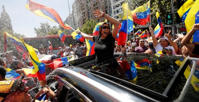 Maduro Preso: Comemoração na Venezuela e Reações da Esquerda Dividem Opiniões Globalmente