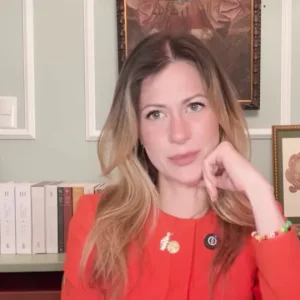 Ameaças, Fraudes e Vazamento de Dados: Influenciadora Pietra Bertolazzi Relata Caso de Polícia Após Crítica ao BTS