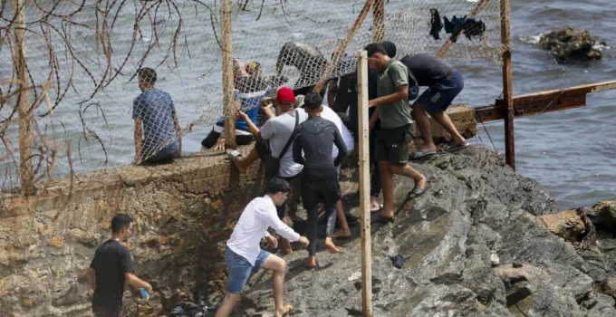 Crise em Ceuta: Como o influxo massivo de migrantes afeta a segurança e fronteiras da Europa com Itália e França em alerta