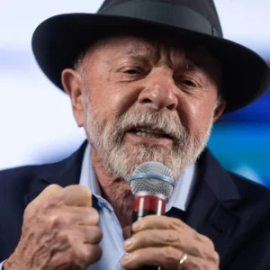 Lula Pede "Votinho" na Bahia e Contraría Regra Eleitoral, Relembrando Multa por Propaganda Antecipada