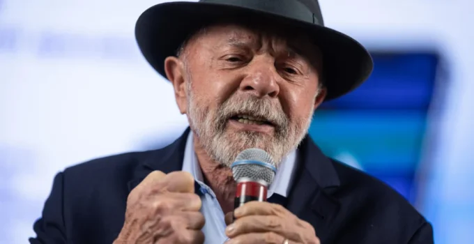 Lula Pede "Votinho" na Bahia e Contraría Regra Eleitoral, Relembrando Multa por Propaganda Antecipada