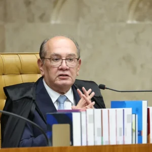 Desembargador Chama Gilmar Mendes de "Inimigo Número Um" da Justiça do Trabalho em Debate sobre Jornada e Direitos