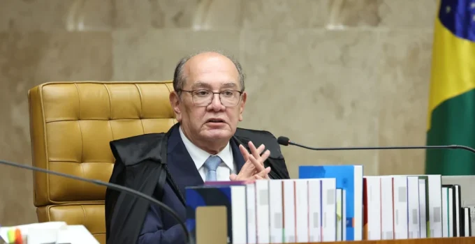 Desembargador Chama Gilmar Mendes de "Inimigo Número Um" da Justiça do Trabalho em Debate sobre Jornada e Direitos