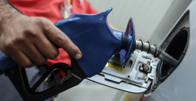 Gasolina com 32% de Etanol: Governo Lula Impõe Nova Regra e Gera Debate Sobre Riscos e Custos para Motoristas