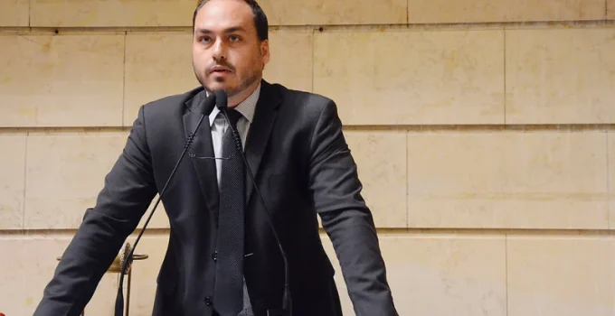 Carlos Bolsonaro é lançado candidato ao Senado por SC em evento com vídeo de Jair Bolsonaro e Carol De Toni oficializada