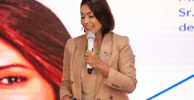 Michelle Bolsonaro Aceita Disputa ao Senado pelo DF: Bia Kicis Confirma Aliança para Eleições 2024