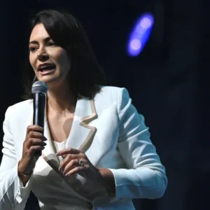 Michelle Bolsonaro recebe alta após tratamento para dor de cabeça persistente e vira alvo de especulações sobre convenção do PL