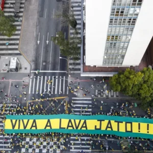 Corrupção e Patrimonialismo no Brasil: Como a Democracia Foi Corroída Pela Manipulação da Linguagem e Interesses Partidários