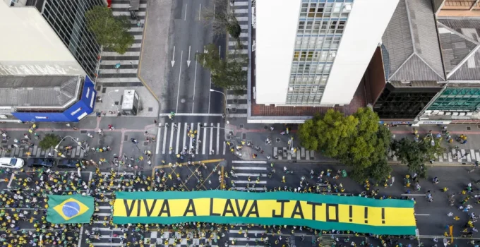 Corrupção e Patrimonialismo no Brasil: Como a Democracia Foi Corroída Pela Manipulação da Linguagem e Interesses Partidários