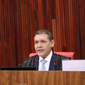 Nunes Marques defende urnas eletrônicas e reforça confiança na democracia brasileira em abertura dos trabalhos do TSE
