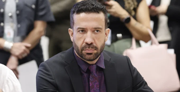 Janones critica esquerda "fofa" e exige militância "sem nojinho" para vencer "surra" da direita nas eleições