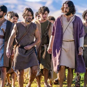 Jonathan Roumie, o Jesus de 'The Chosen', encarou escorpiões e penhascos com Bear Grylls em nova série emocionante