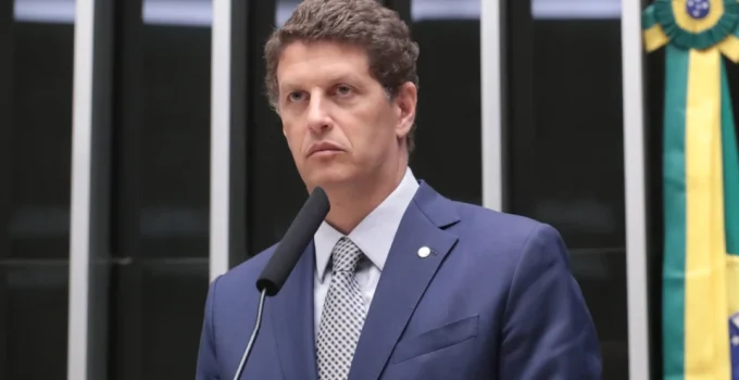 MPE Pede Bloqueio da Candidatura de Ricardo Salles ao Senado por Falta de Documentos Cruciais; Ex-Ministro Reage em Vídeo