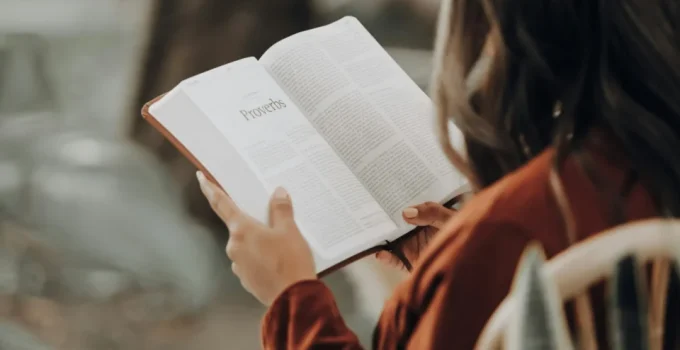 Leitura Aprimora o Pensamento Crítico e a Vida: Brasil Perde Leitores Enquanto Redes Sociais Dominam Tempo Livre