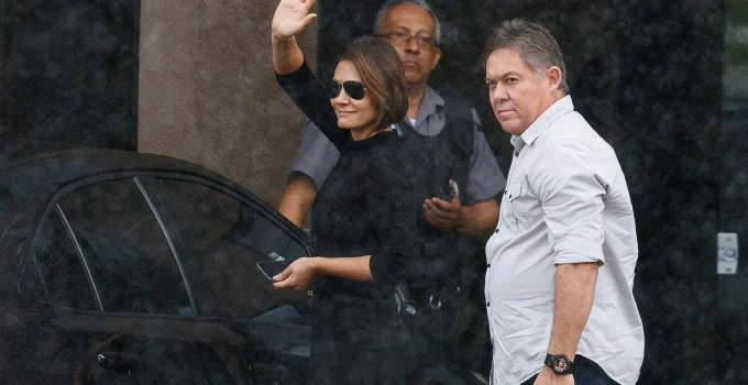 Michelle Bolsonaro alerta sobre tonturas de Jair Bolsonaro e o risco "real" de nova queda na prisão