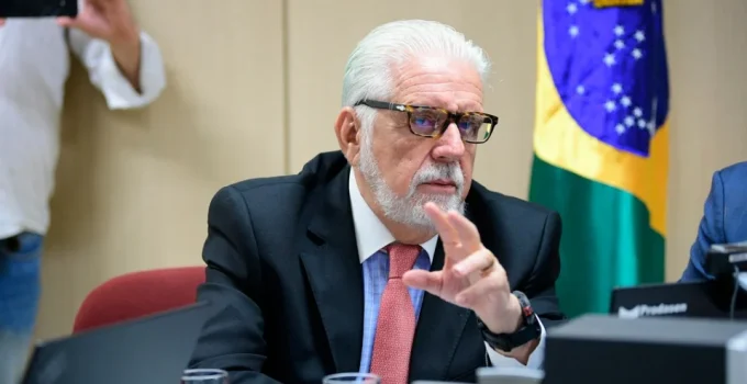 PF cancela depoimento de Jaques Wagner sobre ligação com ex-banqueiro Daniel Vorcaro; defesa alega falta de acesso à investigação