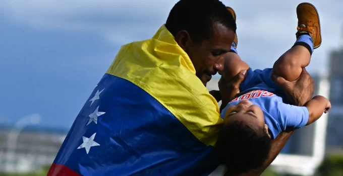 Venezuela: "Libertada, não invadida", dizem ativistas venezuelanos sobre ação contra Maduro, que alega "invasão"