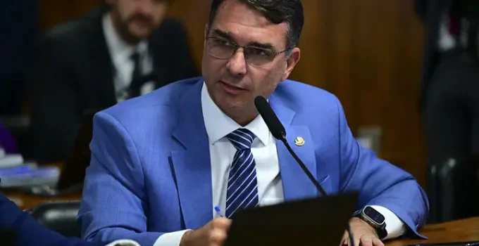 Fim do Estatuto do Desarmamento: Flávio Bolsonaro planeja nova lei de armas com foco em legítima defesa