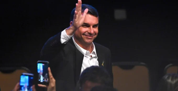 Flávio Bolsonaro alerta para "bidenização" de Lula e critica política externa que isola o Brasil dos EUA