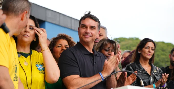Flávio Bolsonaro promete oração e "guerra ao narcotráfico" em posse caso eleito presidente