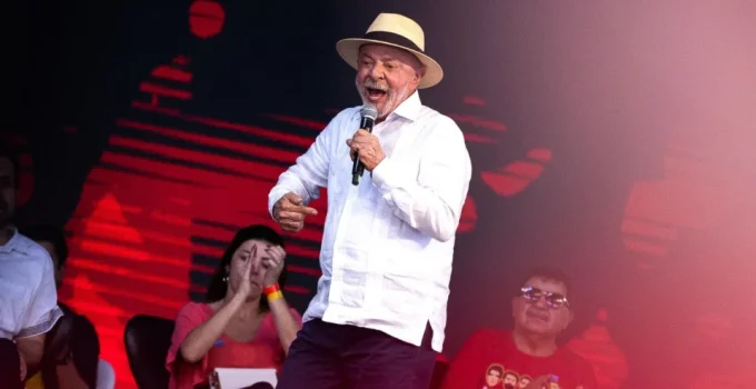 Lula defende moradias populares de qualidade e exalta MTST, criticando elite por tentar "sujar" seu nome