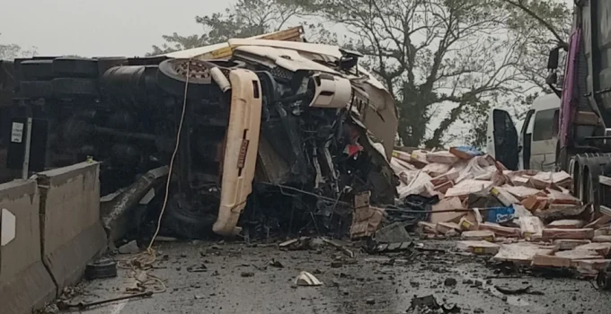 Milagre na BR-277: Motorista de Carreta Vive por 30 Segundos a Menos de Acidente Fatal com Frango Tombado