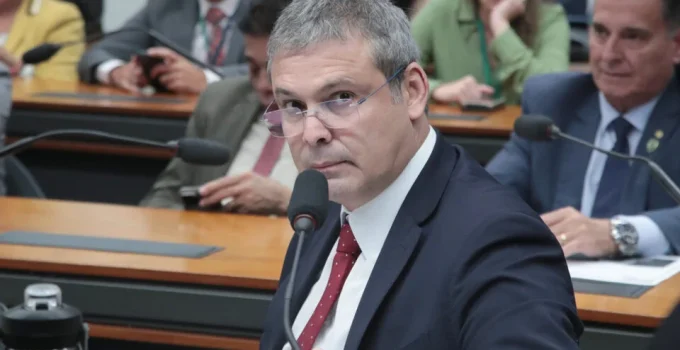 Lindbergh Farias aciona STF contra investigação da Câmara sobre acusação de estupro envolvendo Gaspar