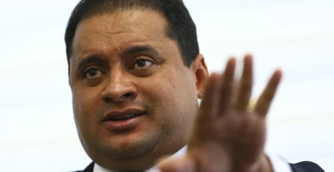 Weverton aciona Alcolumbre após vazamento de foto íntima com políticos em piscina; entenda a polêmica
