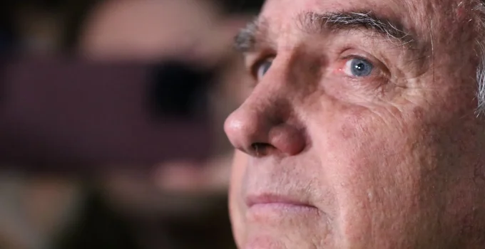 Bolsonaro na prisão: Carlos alega problemas de saúde e pede prisão domiciliar humanitária ao STF