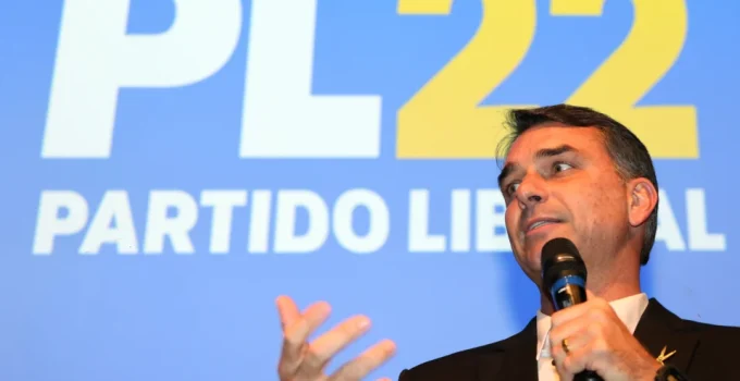 Flávio Bolsonaro Expõe Diplomas Após Polêmica sobre Formação Acadêmica e UFRJ Negar Vínculo