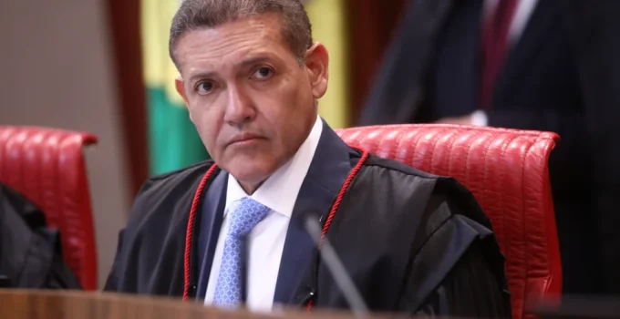 TSE suspende filiações após Flávio Bolsonaro ser filiado indevidamente ao Partido Missão e tentativa contra Lula