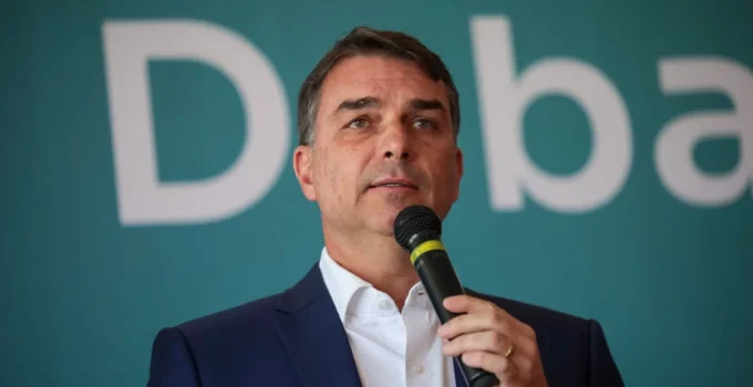 Flávio Bolsonaro Promete Guerra ao Crime e Reforma do STF: Plano de Governo Detalhado