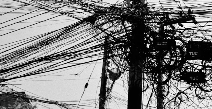 Fios nos Postes: O Problema Econômico Oculto por Trás da Poluição Visual nas Cidades Brasileiras