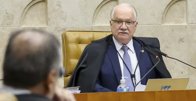 Fachin Propõe Decisão Coletiva no STF Sobre Busca Contra Jornalista e Fonte; Moraes Defende Ação