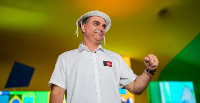 Flávio Bolsonaro Denuncia Tentativa de Filiação ao PT e Acusa "Fraude" Após Vínculo com Partido Missão