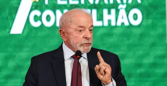 Flávio Bolsonaro Mira "Tesouraço da Censura" em Atos de Lula: Decretos sobre Internet e Desinformação na Mira