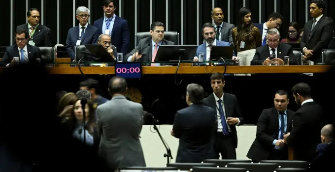 Janela Partidária: PL Pressionado, Centrão Amplia Vantagem para 2026 com Mudanças Estratégicas