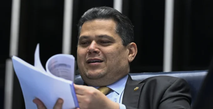 Davi Alcolumbre comemora descoberta de petróleo na Margem Equatorial: "Estávamos certos" e Petrobras confirma sinais na costa do Amapá