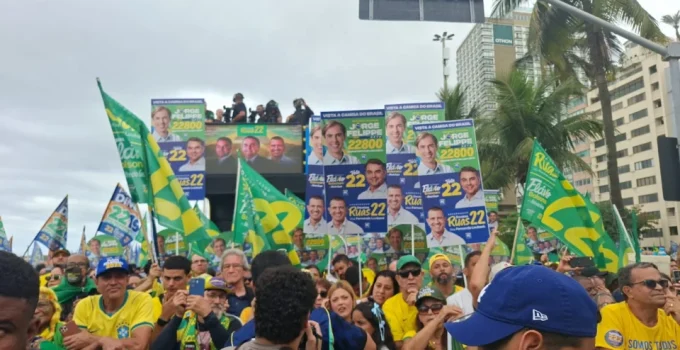 Mesmo ausente, Jair Bolsonaro domina lançamento da campanha de Flávio Bolsonaro para 2026: "Volta, Bolsonaro!"