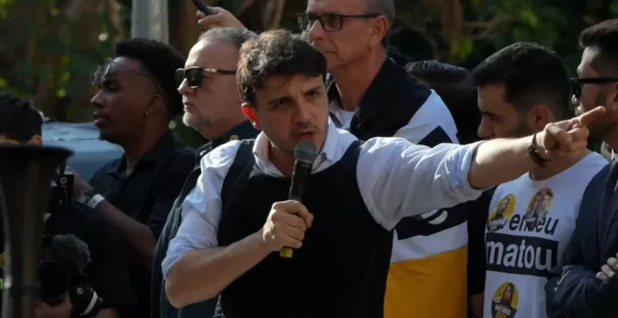 Renan Santos: "Matar vagabundos" e "despertar Brasil" contra Lula e Flávio Bolsonaro