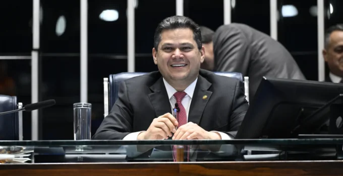 Alcolumbre elogia Lula e defende soberania nacional contra "tutela" estrangeira em meio à descoberta de petróleo