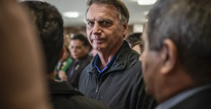 Moraes autoriza Bolsonaro a ir ao dentista, mas veta esposa de Flávio Bolsonaro em decisão sigilosa