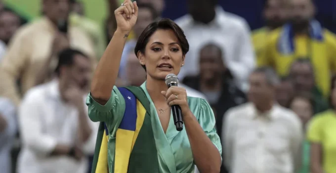Michelle Bolsonaro impulsiona mulheres na política do DF: Celina Leão, Bia Kicis e Damares Alves em destaque em eleições acirradas