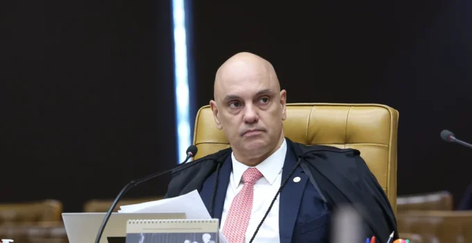 Moraes defende regulamentação do jornalismo e volta do diploma obrigatório, citando caso Escola Base