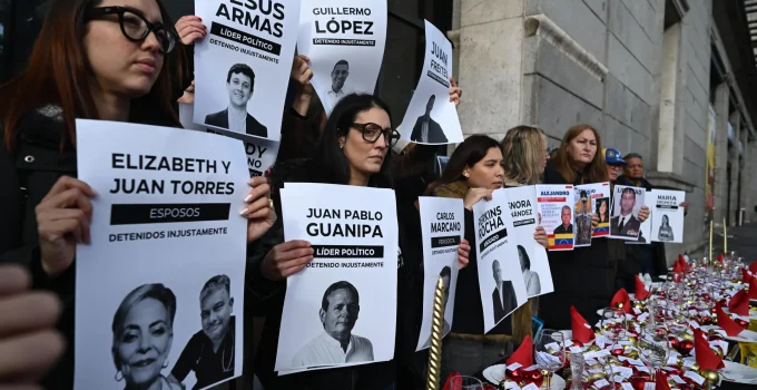 Regime Venezuelano Liberta 24 Presos Políticos em Operação Noturna; ONG Confirma Soltura Parcial de Detidos
