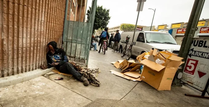 Tifo Medieval Volta com Força em Los Angeles: Ratos, Falta de Saneamento e Crise de Moradia Alimentam Surto Alarmante